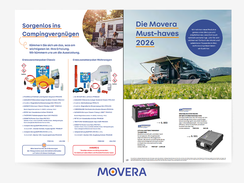 Zweiseitige Katalogseite mit Campingausrüstung und Wohnmobil vor Wiese, Produktabbildungen und Text in Blau und Orange